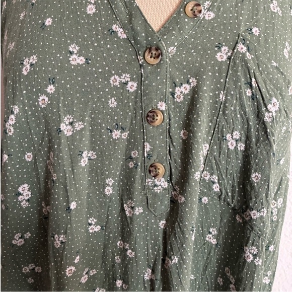 ❤️$15 WAS $25 Torrid green floral blouse - Picture 4 of 6